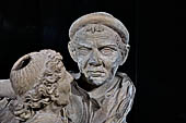 Volterra. La grandiosa serie di urne cinerarie del Museo Etrusco Guarnacci. Il famoso coperchio di urna con figure di coniugi.